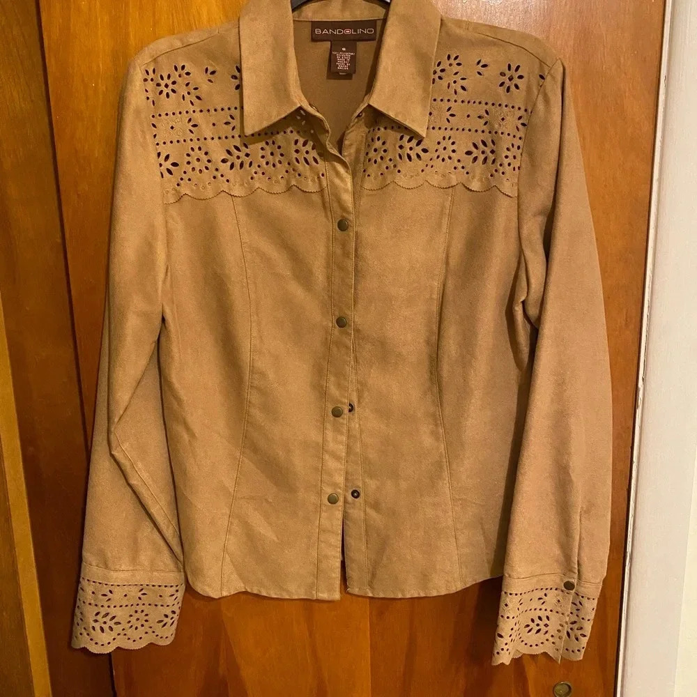 Bandolino Women’s Tan Front Button Down Scallop Long Sleeves Cuff Trim Top, SZ 6 - Picture 5 of 9